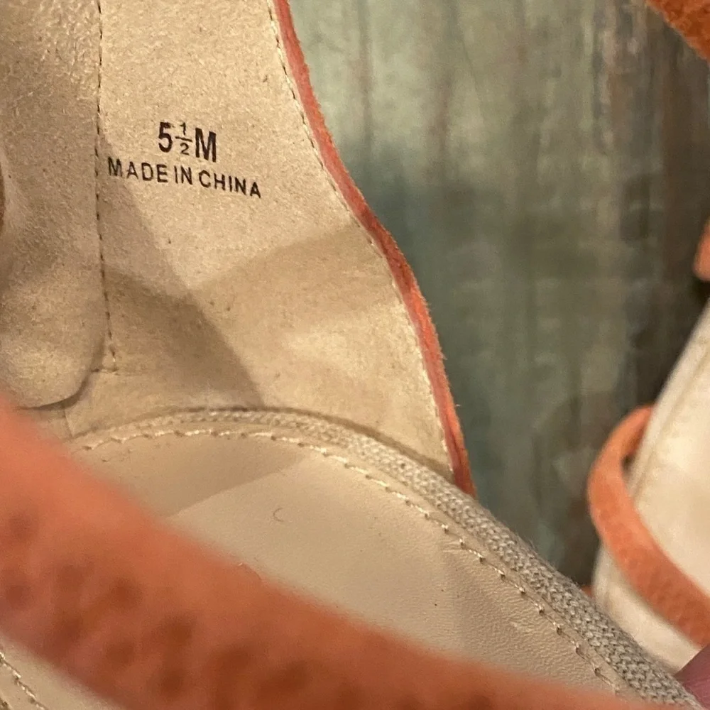Pelle Moda Barnes Strappy Sandals Suede Peach Coral Back Zippers Size 5.5